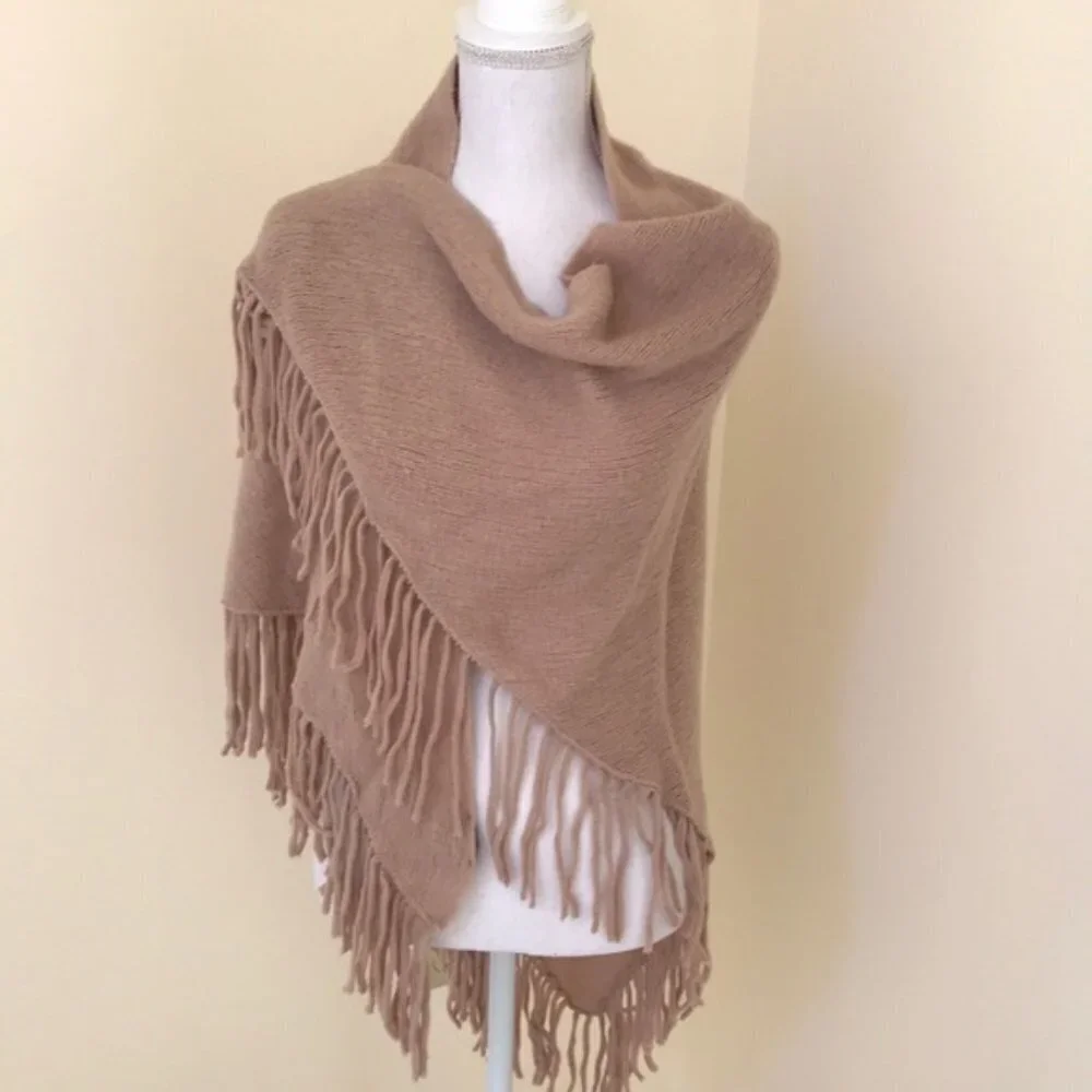 New without tags! VINCE CAMUTO one size blush scarf with Fringes